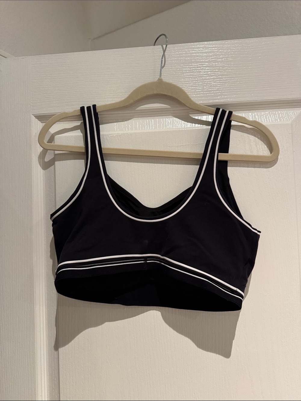 ALO Yoga Black Sports Bra with White Piping - Picture 3 of 3